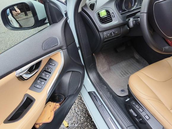 [佛山·粤E] 二手沃尔沃沃尔沃V402018款 T3 智逸版