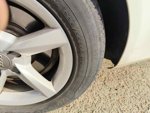 [武汉·鄂A] 二手奥迪奥迪A4L2013款 35 TFSI 自动标准型