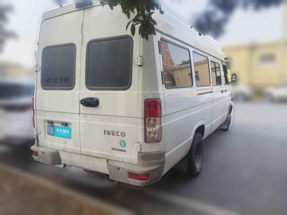 [武汉·鄂A] 二手依维柯依维柯得意2021款 2.5T A40 M1客车5-9座长轴中顶双胎侧拉门