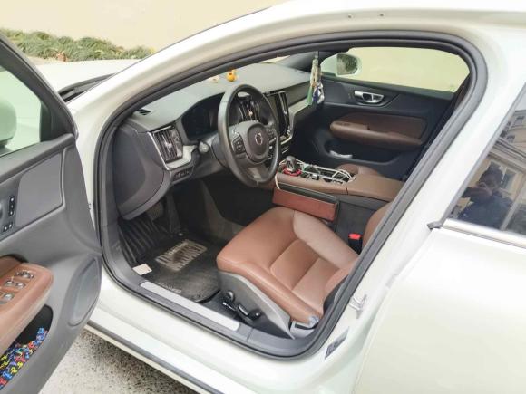 [上海·沪A] 二手沃尔沃沃尔沃S60插电式混动2022款 T8 E驱混动 四驱智逸豪华版