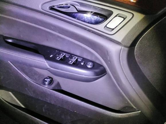 [成都·川A] 二手凯迪拉克凯迪拉克SRX2015款 3.0L 精英型