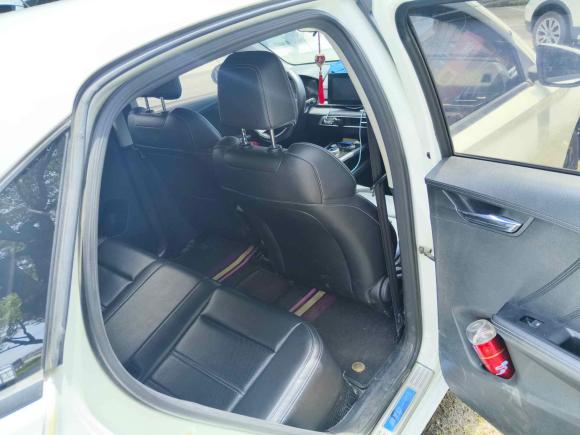 [上海·沪A] 二手比亚迪比亚迪e32020款 400出行版