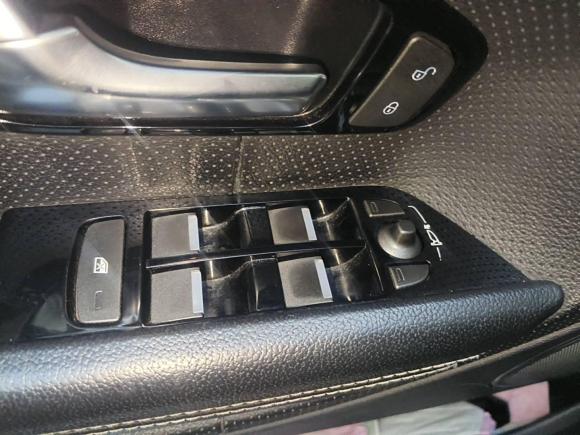 [深圳·粤B] 二手路虎揽胜极光2014款 2.0T 5门耀动版