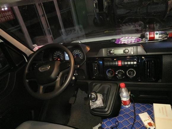 [南京·苏A] 二手依维柯依维柯得意2023款 2.8T V40厢式运输车长轴中顶双胎手动门2-3座