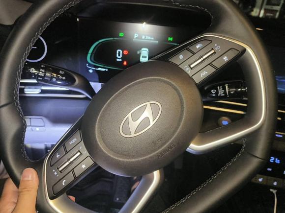 [南京·苏A] 二手现代伊兰特2023款 1.5L CVT LUX尊贵版