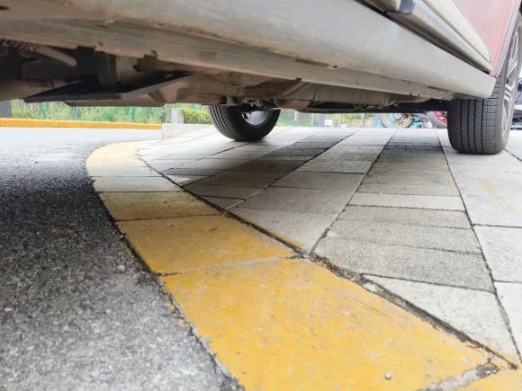 [上海·鄂J] 二手三菱欧蓝德2018款 2.0L 两驱嘉乐版 7座