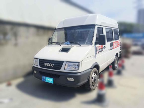 [无锡·苏B] 二手依维柯依维柯得意2021款 2.5T A35 M1客车5-9座短轴中顶双胎侧拉门