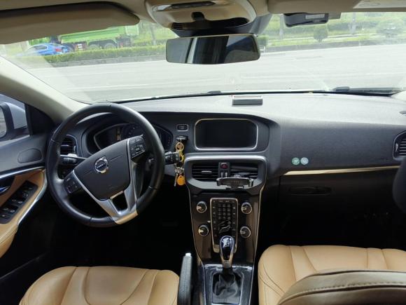 [上海·沪A] 二手沃尔沃沃尔沃V402018款 T3 智逸版