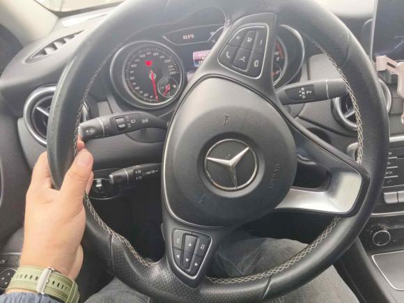 [上海·沪L] 二手奔驰奔驰GLA2017款 GLA 200 动感型