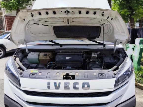 [上海·沪G] 二手依维柯依维柯得意2023款 2.5T V35厢式运输车短轴中顶单胎侧拉门2-3座