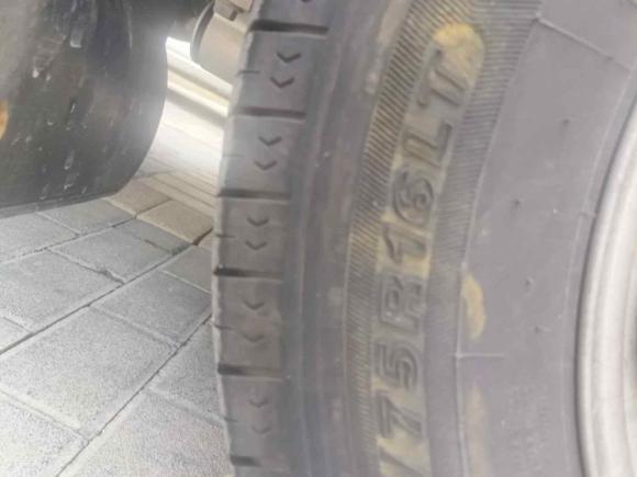 [上海·苏E] 二手上汽大通MAXUS新途V802025款 超值版城配王 2.0T 手动长轴中顶127Ps 3座