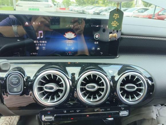 [上海·沪B] 二手奔驰奔驰A级2021款 A 200 L 运动轿车时尚型