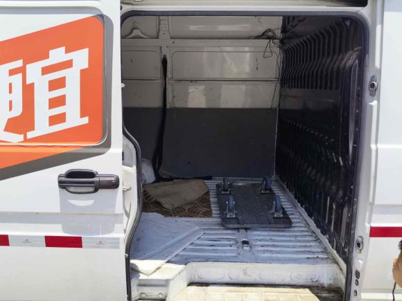 [上海·沪G] 二手依维柯依维柯得意2023款 2.5T V35厢式运输车短轴中顶单胎侧拉门2-3座