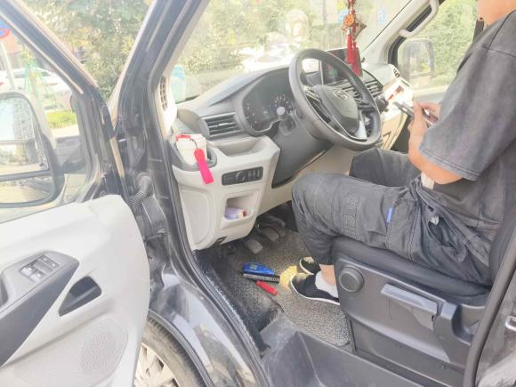 [宁波·浙B] 二手上汽大通MAXUS新途V902022款 2.0T手动运杰前驱短轴中顶后单胎6座