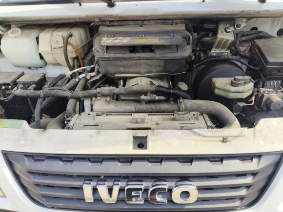 [常州·苏D] 二手依维柯依维柯得意2022款 2.5T A37 M1客车 5-9座长轴中顶双胎手动门