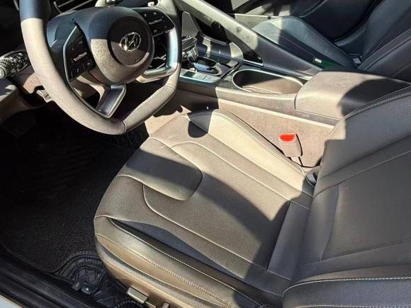 [广州·粤S] 二手现代伊兰特2022款 1.5L CVT LUX尊贵版