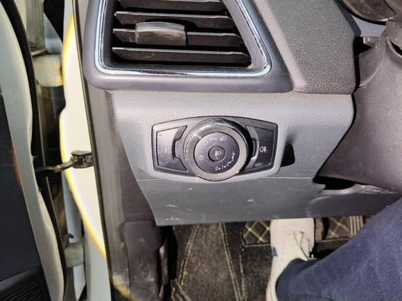 [南京·苏A] 二手福特福睿斯2015款 1.5L 自动时尚型