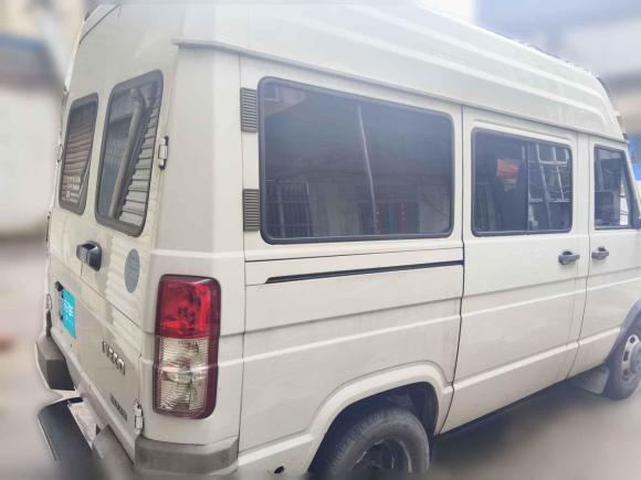 [常州·苏D] 二手依维柯依维柯得意2020款 2.5T A35客车单胎中顶5-9座侧移门国V