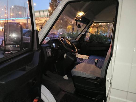 [南京·苏A] 二手依维柯依维柯得意2023款 2.8T V40厢式运输车长轴中顶双胎手动门2-3座