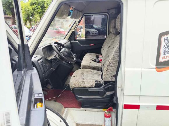 [上海·沪G] 二手依维柯依维柯得意2023款 2.5T V35厢式运输车短轴中顶单胎侧拉门2-3座