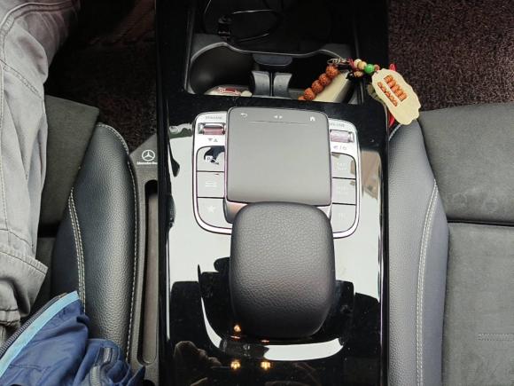 [上海·沪D] 二手奔驰奔驰A级2020款 A 200 L 运动轿车