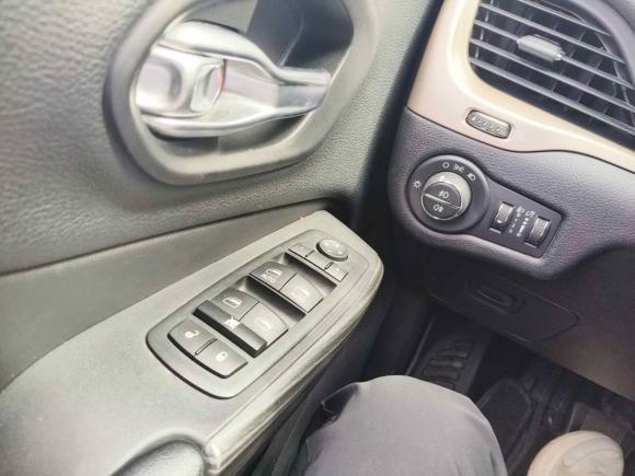 [上海·沪C] 二手Jeep自由光2016款 2.0L 优越版