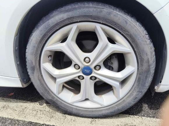 [上海·苏U] 二手福特福克斯2012款 两厢 2.0L 自动豪华运动型