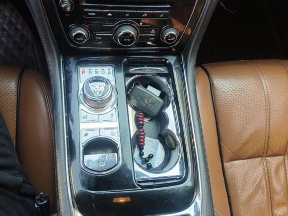 [青岛·鲁B] 二手捷豹捷豹XJ2014款 XJL 2.0T 两驱全景商务版