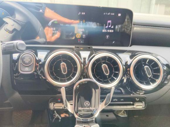 [上海·沪D] 二手奔驰奔驰A级2020款 改款 A 200 L 运动轿车动感型