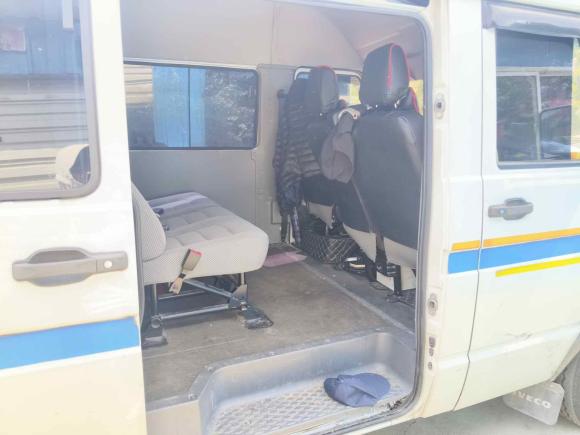 [无锡·苏B] 二手依维柯依维柯得意2021款 2.5T A35 M1客车5-9座短轴中顶双胎侧拉门