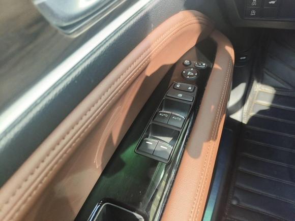 [广州·粤A] 二手本田本田UR-V2017款 370TURBO 两驱尊贵版 国V