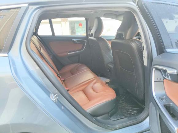 [青岛·鲁B] 二手沃尔沃沃尔沃V602017款 T5 智逸版 国V