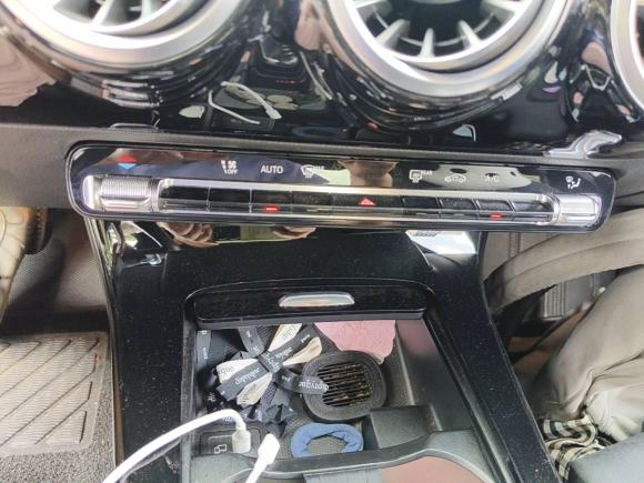 [上海·沪B] 二手奔驰奔驰A级2021款 A 200 L 运动轿车时尚型