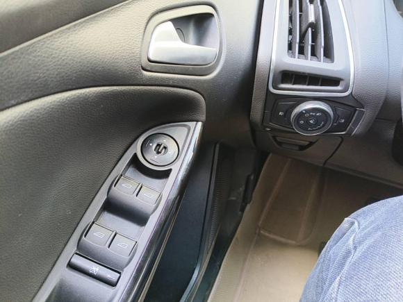 [西安·陕A] 二手福特福克斯2012款 三厢 1.6L 自动风尚型