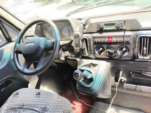 [上海·沪G] 二手依维柯依维柯得意2023款 2.5T V35厢式运输车短轴中顶单胎侧拉门2-3座