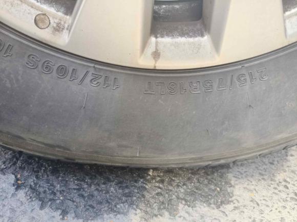 [宁波·浙B] 二手上汽大通MAXUS新途V902022款 2.0T手动运杰前驱短轴中顶后单胎6座