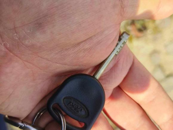 [上海·沪A] 二手福特经典全顺2013款 2.8T柴油冰白物流车长轴中顶JX493ZLQ4