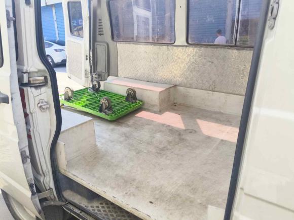 [无锡·苏B] 二手依维柯依维柯得意2021款 2.5T A35 M1客车5-9座短轴中顶双胎侧拉门