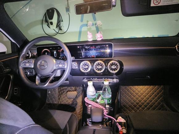 [上海·苏U] 二手奔驰奔驰A级2020款 改款 A 200 L 运动轿车时尚型