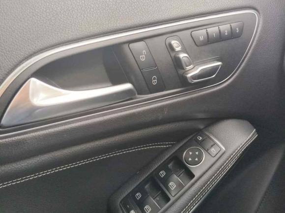 [上海·沪L] 二手奔驰奔驰GLA2017款 GLA 200 动感型