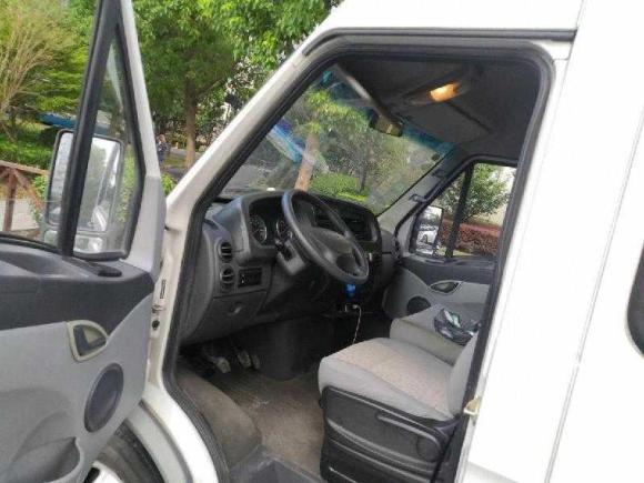 [上海·沪J] 二手依维柯褒迪2016产2.5手动无天窗