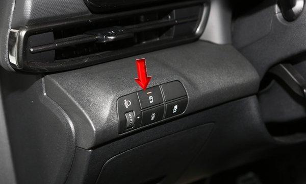 2022款伊兰特自动启停按钮位于驾驶位一侧,如下图所示,需要关闭时直接