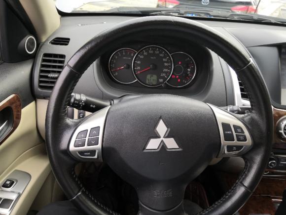 [广州·粤R] 二手三菱帕杰罗・劲畅2013款 3.0L 自动两驱豪华版