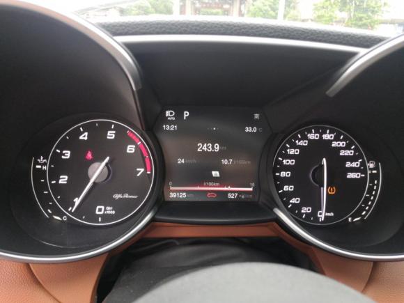 [佛山·赣A] 二手阿尔法罗密欧Giulia2017款 2.0T 200HP 豪华版