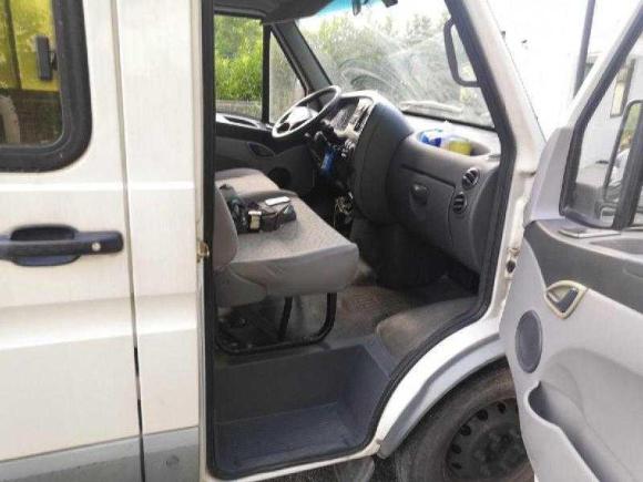 [上海·沪J] 二手依维柯褒迪2016产2.5手动无天窗