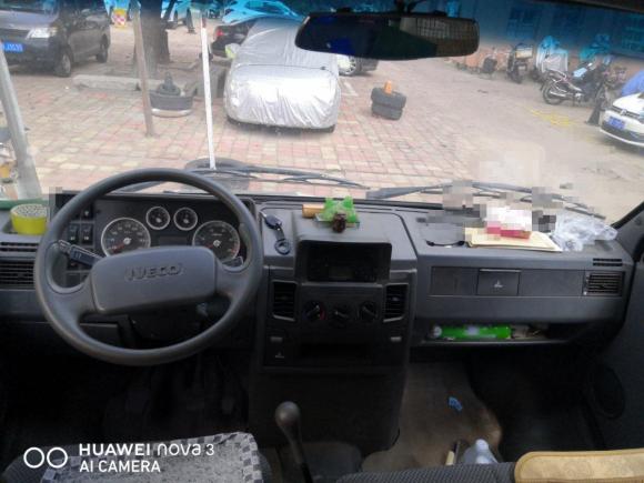 [青岛·鲁B] 二手依维柯得意2017款 2.8T V35箱货中顶3/6座43S5