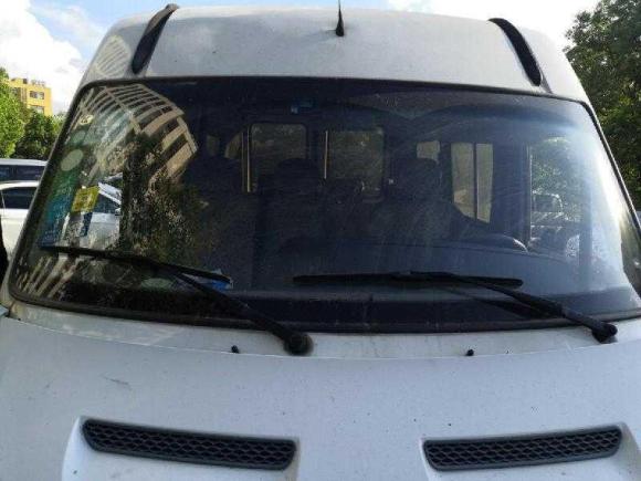 [上海·沪J] 二手依维柯褒迪2016产2.5手动无天窗