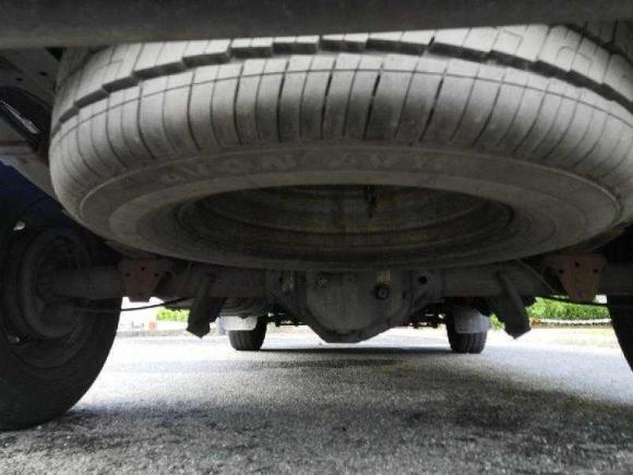 [上海·沪J] 二手依维柯褒迪2016产2.5手动无天窗