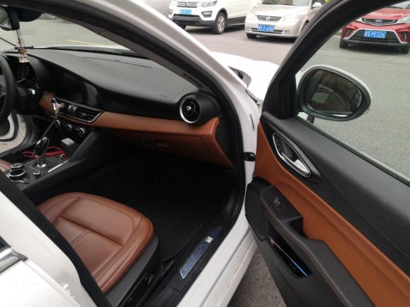 [佛山·赣A] 二手阿尔法罗密欧Giulia2017款 2.0T 200HP 豪华版