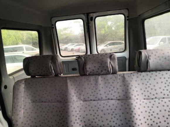 [上海·沪J] 二手依维柯褒迪2016产2.5手动无天窗